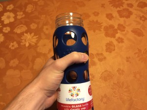 Lifefactory Glasflasche in Hand